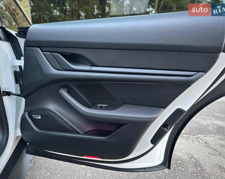 Белый Порше Тайкан, объемом двигателя 0 л и пробегом 33 тыс. км за 75500 $, фото 70 на Automoto.ua