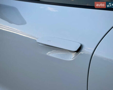 Белый Порше Тайкан, объемом двигателя 0 л и пробегом 33 тыс. км за 75500 $, фото 20 на Automoto.ua