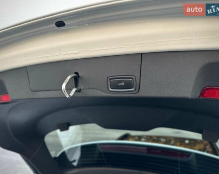 Белый Порше Тайкан, объемом двигателя 0 л и пробегом 33 тыс. км за 75500 $, фото 48 на Automoto.ua