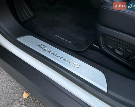 Белый Порше Тайкан, объемом двигателя 0 л и пробегом 33 тыс. км за 75500 $, фото 51 на Automoto.ua