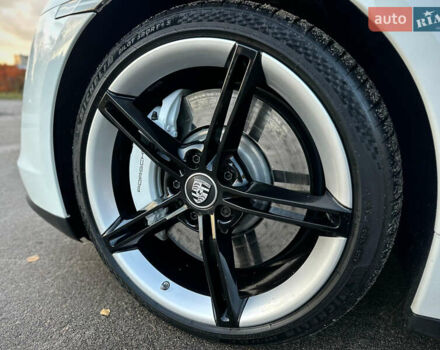 Белый Порше Тайкан, объемом двигателя 0 л и пробегом 33 тыс. км за 75500 $, фото 12 на Automoto.ua