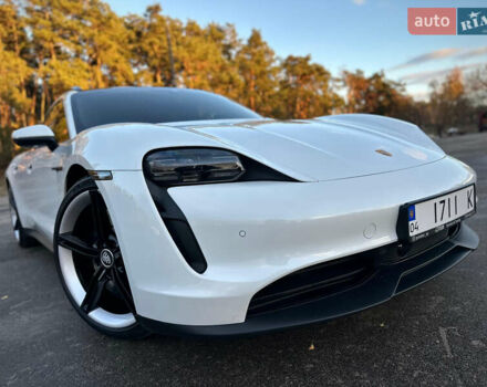 Белый Порше Тайкан, объемом двигателя 0 л и пробегом 33 тыс. км за 75500 $, фото 13 на Automoto.ua