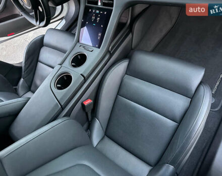 Белый Порше Тайкан, объемом двигателя 0 л и пробегом 33 тыс. км за 75500 $, фото 52 на Automoto.ua