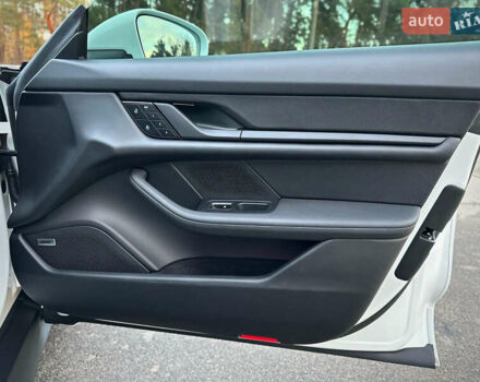 Белый Порше Тайкан, объемом двигателя 0 л и пробегом 33 тыс. км за 75500 $, фото 59 на Automoto.ua