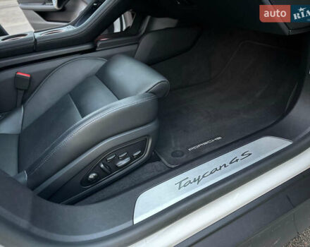 Белый Порше Тайкан, объемом двигателя 0 л и пробегом 33 тыс. км за 75500 $, фото 57 на Automoto.ua