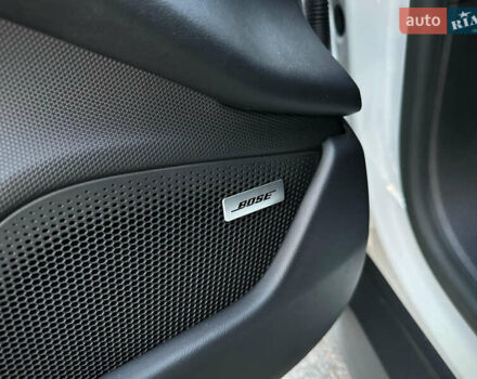 Белый Порше Тайкан, объемом двигателя 0 л и пробегом 33 тыс. км за 75500 $, фото 42 на Automoto.ua