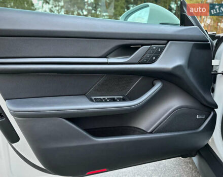 Белый Порше Тайкан, объемом двигателя 0 л и пробегом 33 тыс. км за 75500 $, фото 50 на Automoto.ua