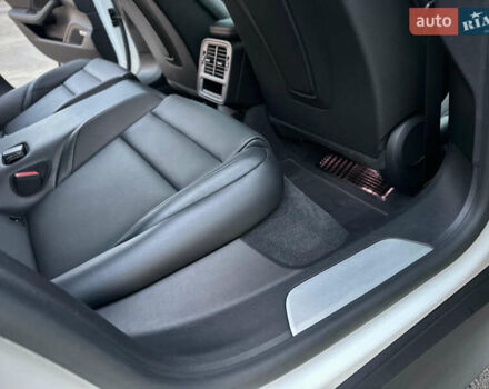 Белый Порше Тайкан, объемом двигателя 0 л и пробегом 33 тыс. км за 75500 $, фото 78 на Automoto.ua