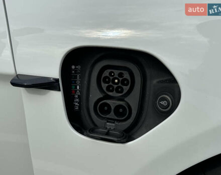 Белый Порше Тайкан, объемом двигателя 0 л и пробегом 8 тыс. км за 82800 $, фото 30 на Automoto.ua