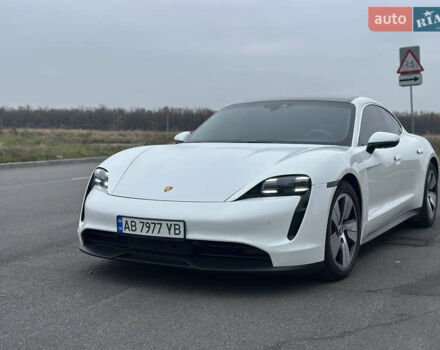 Белый Порше Тайкан, объемом двигателя 0 л и пробегом 52 тыс. км за 59900 $, фото 1 на Automoto.ua