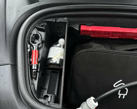 Черный Порше Тайкан, объемом двигателя 0 л и пробегом 84 тыс. км за 65000 $, фото 11 на Automoto.ua