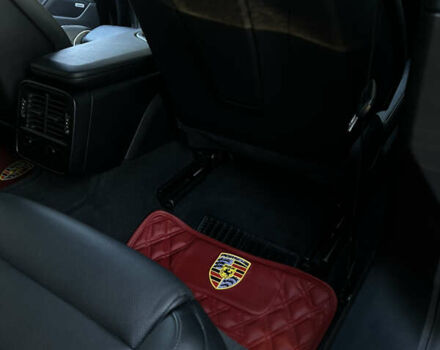 Черный Порше Тайкан, объемом двигателя 0 л и пробегом 84 тыс. км за 65000 $, фото 19 на Automoto.ua