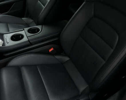 Черный Порше Тайкан, объемом двигателя 0 л и пробегом 84 тыс. км за 65000 $, фото 16 на Automoto.ua