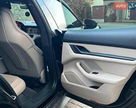 Черный Порше Тайкан, объемом двигателя 0 л и пробегом 41 тыс. км за 49980 $, фото 16 на Automoto.ua