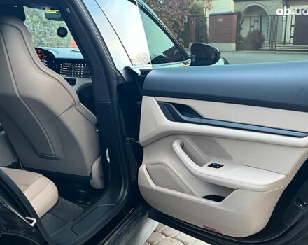 Черный Порше Тайкан, объемом двигателя 0 л и пробегом 41 тыс. км за 49980 $, фото 16 на Automoto.ua