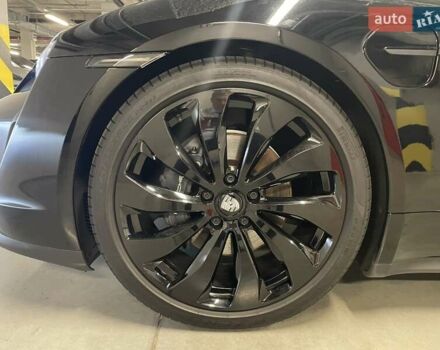 Черный Порше Тайкан, объемом двигателя 0 л и пробегом 43 тыс. км за 70000 $, фото 31 на Automoto.ua