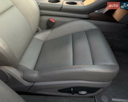 Серый Порше Тайкан, объемом двигателя 0 л и пробегом 129 тыс. км за 53500 $, фото 68 на Automoto.ua