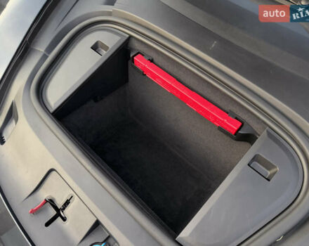 Серый Порше Тайкан, объемом двигателя 0 л и пробегом 129 тыс. км за 53500 $, фото 95 на Automoto.ua