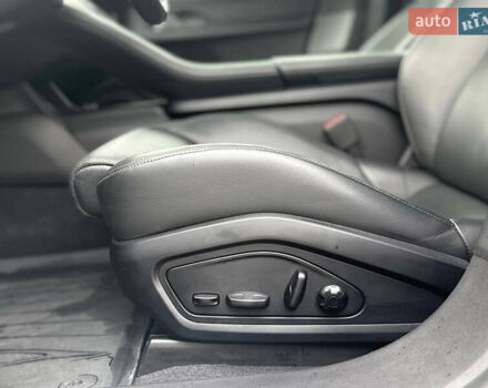 Серый Порше Тайкан, объемом двигателя 0 л и пробегом 69 тыс. км за 52000 $, фото 16 на Automoto.ua