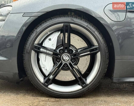 Серый Порше Тайкан, объемом двигателя 0 л и пробегом 69 тыс. км за 52000 $, фото 8 на Automoto.ua