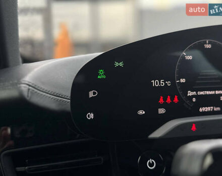 Серый Порше Тайкан, объемом двигателя 0 л и пробегом 69 тыс. км за 52000 $, фото 31 на Automoto.ua