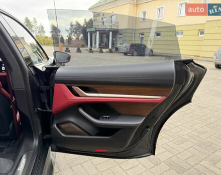 Сірий Порше Тайкан, об'ємом двигуна 0 л та пробігом 147 тис. км за 69890 $, фото 57 на Automoto.ua