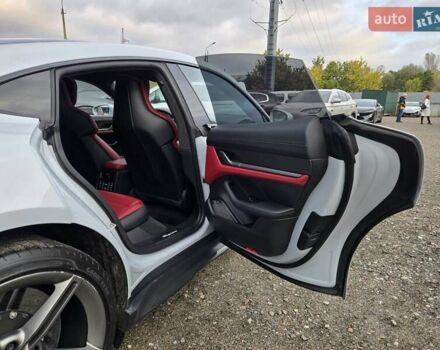 Серый Порше Тайкан, объемом двигателя 0 л и пробегом 89 тыс. км за 83888 $, фото 43 на Automoto.ua