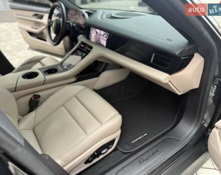 Серый Порше Тайкан, объемом двигателя 0 л и пробегом 53 тыс. км за 55000 $, фото 41 на Automoto.ua