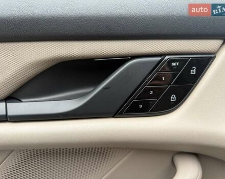 Серый Порше Тайкан, объемом двигателя 0 л и пробегом 53 тыс. км за 55000 $, фото 23 на Automoto.ua