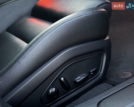 Серый Порше Тайкан, объемом двигателя 0 л и пробегом 82 тыс. км за 57500 $, фото 44 на Automoto.ua