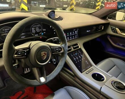 Серый Порше Тайкан, объемом двигателя 0 л и пробегом 9 тыс. км за 175379 $, фото 3 на Automoto.ua