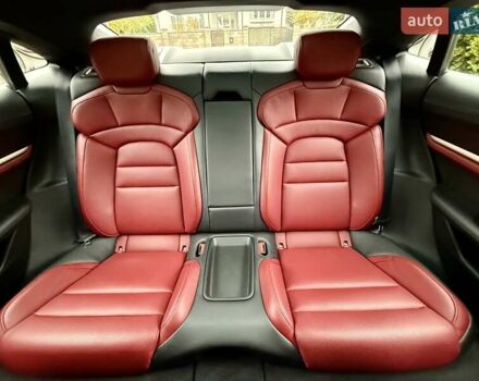 Синий Порше Тайкан, объемом двигателя 0 л и пробегом 38 тыс. км за 73000 $, фото 5 на Automoto.ua