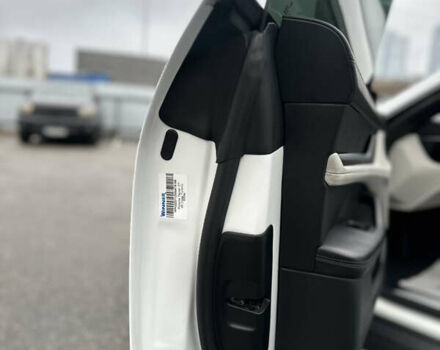 Белый Порше Taycan Cross Turismo, объемом двигателя 0 л и пробегом 81 тыс. км за 70000 $, фото 26 на Automoto.ua