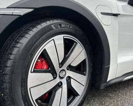 Белый Порше Taycan Cross Turismo, объемом двигателя 0 л и пробегом 81 тыс. км за 70000 $, фото 15 на Automoto.ua