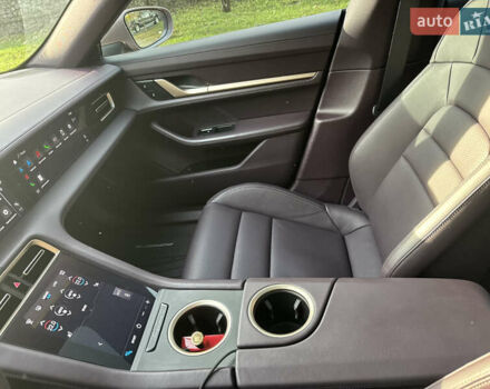 Фиолетовый Порше Taycan Cross Turismo, объемом двигателя 0 л и пробегом 29 тыс. км за 70000 $, фото 24 на Automoto.ua