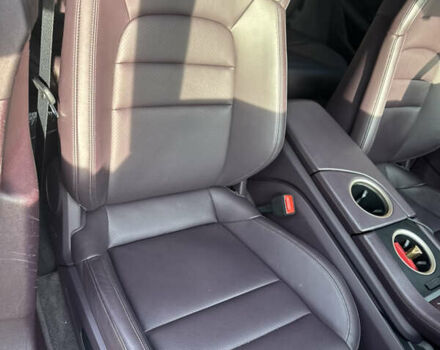 Фиолетовый Порше Taycan Cross Turismo, объемом двигателя 0 л и пробегом 29 тыс. км за 70000 $, фото 12 на Automoto.ua