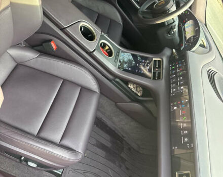 Фиолетовый Порше Taycan Cross Turismo, объемом двигателя 0 л и пробегом 29 тыс. км за 70000 $, фото 11 на Automoto.ua