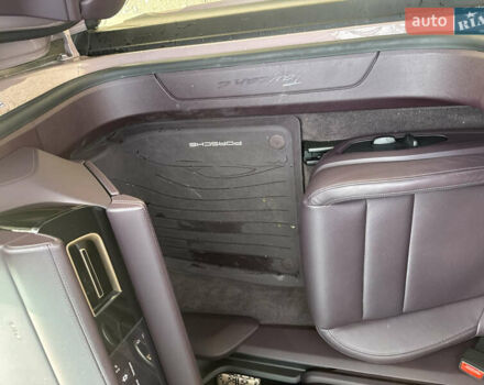 Фиолетовый Порше Taycan Cross Turismo, объемом двигателя 0 л и пробегом 29 тыс. км за 70000 $, фото 31 на Automoto.ua