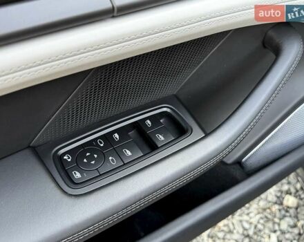 Красный Порше Taycan Cross Turismo, объемом двигателя 0 л и пробегом 106 тыс. км за 57500 $, фото 40 на Automoto.ua