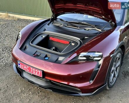 Красный Порше Taycan Cross Turismo, объемом двигателя 0 л и пробегом 106 тыс. км за 57500 $, фото 18 на Automoto.ua