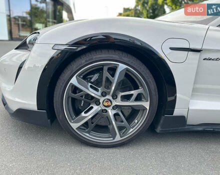 Сірий Порше Taycan Cross Turismo, об'ємом двигуна 0 л та пробігом 18 тис. км за 149900 $, фото 5 на Automoto.ua