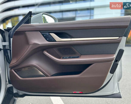 Сірий Порше Taycan Cross Turismo, об'ємом двигуна 0 л та пробігом 18 тис. км за 149900 $, фото 12 на Automoto.ua