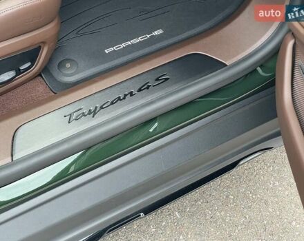 Зеленый Порше Taycan Cross Turismo, объемом двигателя 0 л и пробегом 7 тыс. км за 134262 $, фото 28 на Automoto.ua