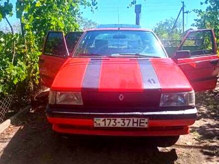Красный Рено 11, объемом двигателя 1.6 л и пробегом 264 тыс. км за 1000 $, фото 1 на Automoto.ua