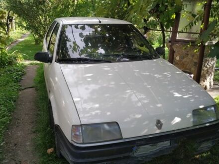 Білий Рено 19, об'ємом двигуна 1.4 л та пробігом 350 тис. км за 590 $, фото 1 на Automoto.ua