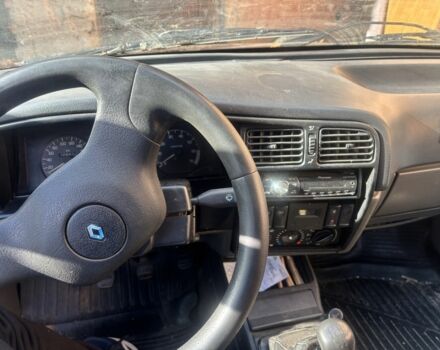 Красный Рено 19, объемом двигателя 1.8 л и пробегом 250 тыс. км за 1150 $, фото 5 на Automoto.ua