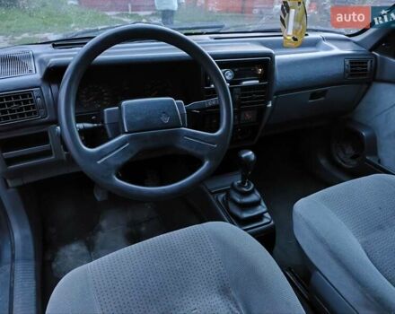Сірий Рено 19, об'ємом двигуна 1.8 л та пробігом 300 тис. км за 799 $, фото 9 на Automoto.ua