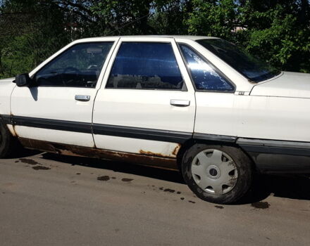 Белый Рено 21, объемом двигателя 2 л и пробегом 350 тыс. км за 17 $, фото 1 на Automoto.ua