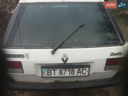 Белый Рено 21, объемом двигателя 2.2 л и пробегом 100 тыс. км за 650 $, фото 1 на Automoto.ua