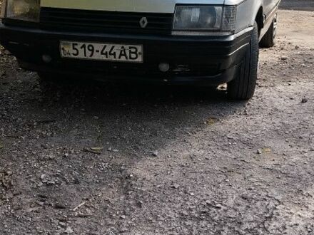 Серый Рено 21, объемом двигателя 2 л и пробегом 256 тыс. км за 300 $, фото 1 на Automoto.ua